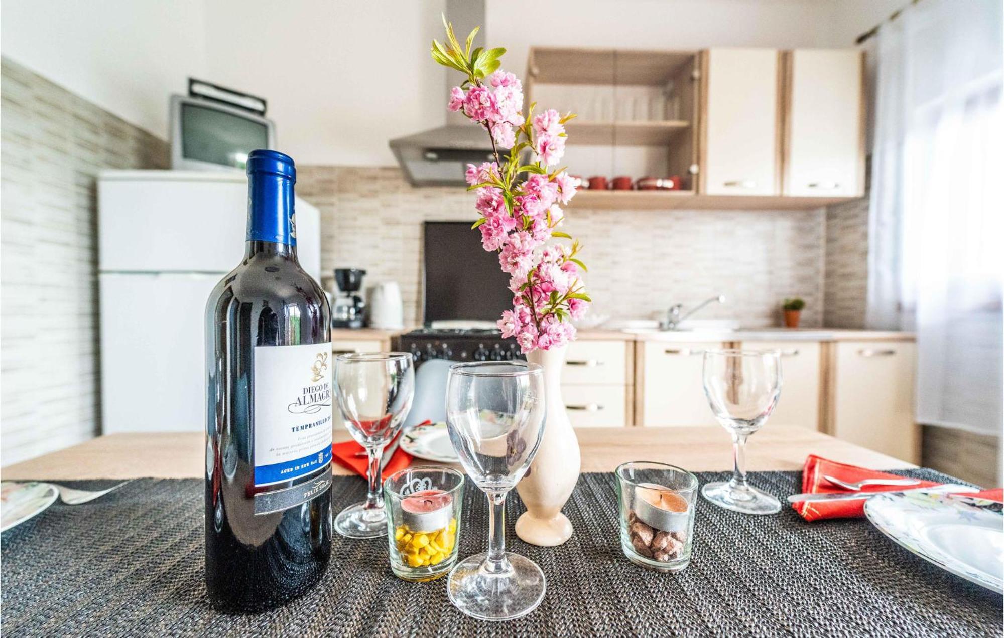 Amazing Apartment In Krnica With Kitchen Eksteriør billede
